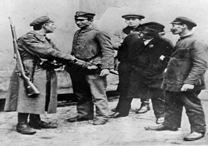 Polski żołnierz rozbraja grupę Niemców na ulicach Warszawy w 1918r.